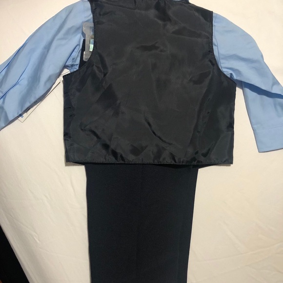 Boys suit and tie - Picture 2 of 3